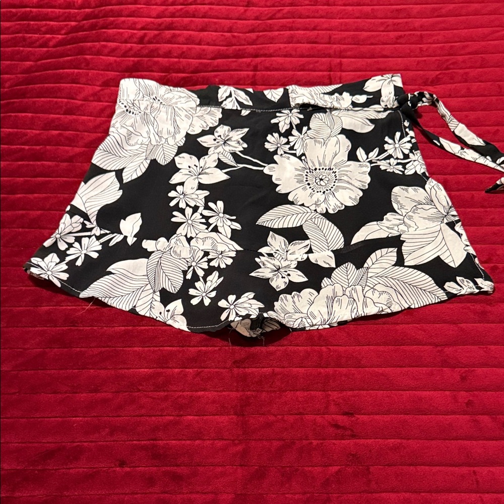 Ron Jon Surf Shop Black & White Floral Tropical Skort Size Small
